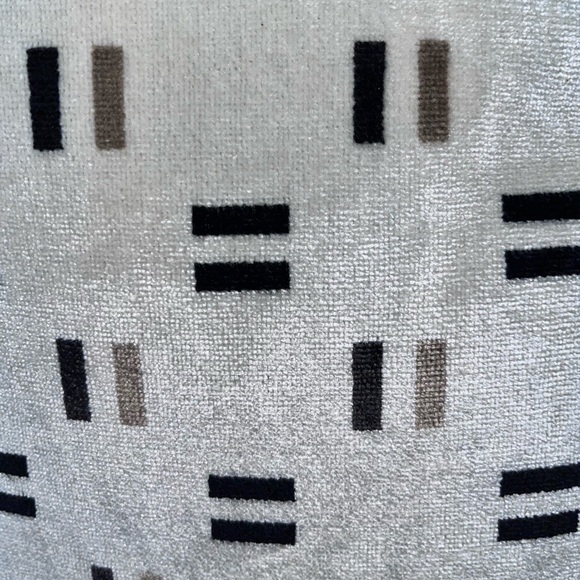 1-NWT CALDEIRA HAMMERSMITH DESIGN
VELVET DECORATIVE PILLOW - Picture 10 of 10